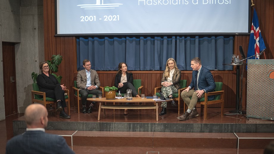 Frá pallborðsumræðum málþingsins. F.v. Bryndís Hlöðversdóttir, Jóhannes Tómasson, Ragnheiður E. Þorsteinsdóttir, Erna Sigurðardóttir og Unnar Steinn Bjarndal Björnsson, sem stjórnaði jafnframt umræðum.