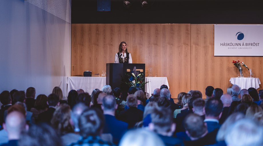 Margrét Jónsdóttir Njarðvík, rektor, klæddist íslenska þjóðbúningnum í tilefni dagssins.