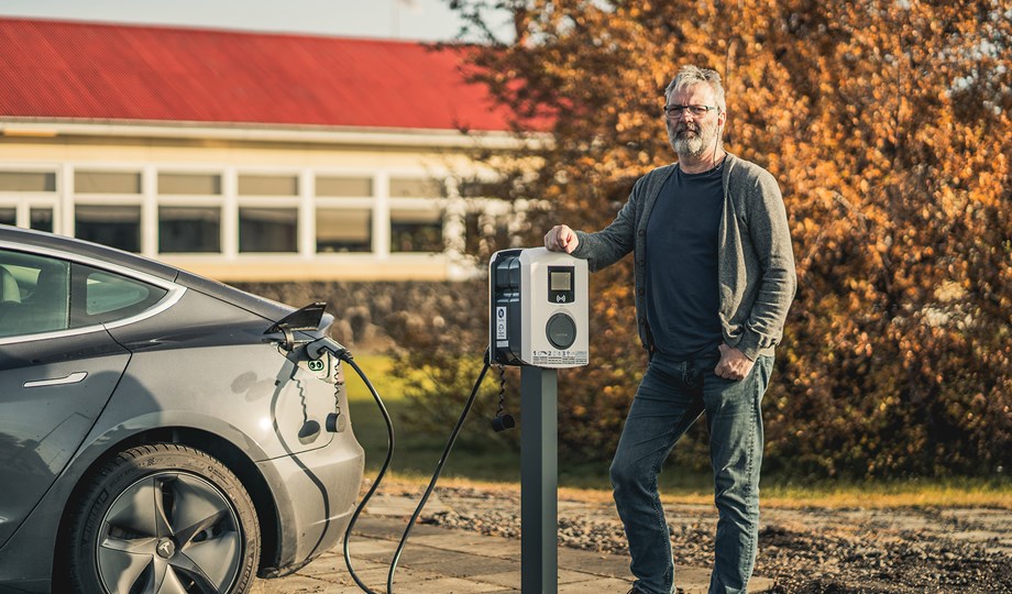 Sigurður Kristófersson netstjóri Háskólans á Bifröst hafði frumkvæði af því að koma upp rafhleðslustöð og fylgdi verkefninu til enda.