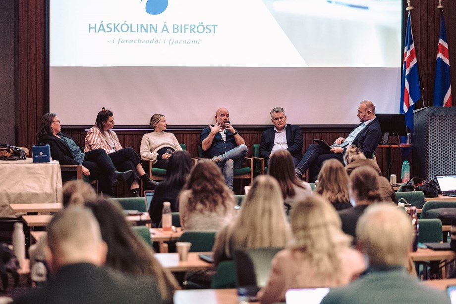 Haraldur Daði (t.h.) ásamt leiðtogum úr atvinnullífinu í Hriflu, ráðstefnusal Háskolans á Bifröst.