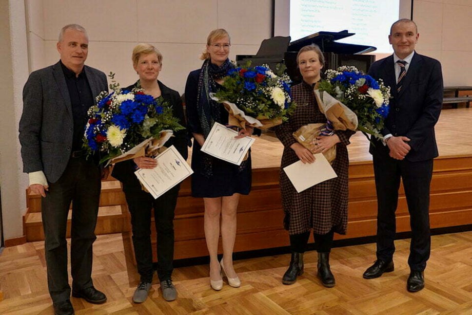 Styrkþegarnir Anna Selbann, Hugrún Fjóla Hannesdóttir og Birna Lárusdóttir ásamt forseta Íslands, Guðna Th. Jóhannessyni og Sveini Aðalsteinssyni, formanni stjórnar Vísinda- og rannsóknarsjóðs Suðurlands. 