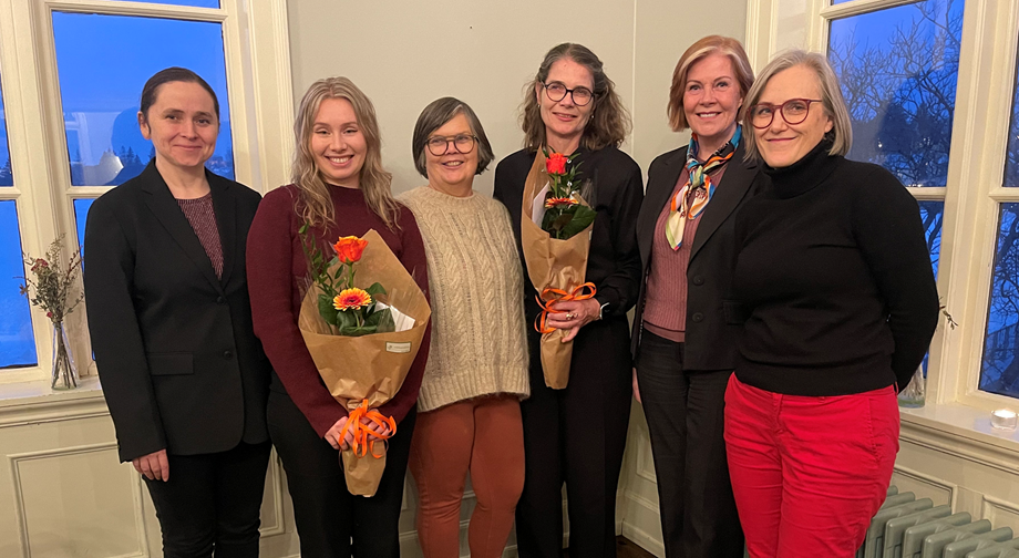 Frá vinstri: Gunnhildur Einarsdóttir, sérfræðingur hjá RSG, Björg Steinunn Gunnarsdóttir, styrkþegi, Anna Hildur Hildibrandsdóttir, fagstjóri skapandi greina við Háskólann á Bifröst og formaður stjórnar RSG, Helga Guðrún Jónasdóttir, styrkþegi, Ólína Kjerúlf Þorvarðardóttir, deildarforseti félagsvísindadeildar Háskólans á Bifröst og stjórnarmeðlimur RSG, Margrét Sigrún Sigurðardóttir, prófessor við viðskiptafræðideild Háskóla Íslands og stjórnarmeðlimur RSG. 