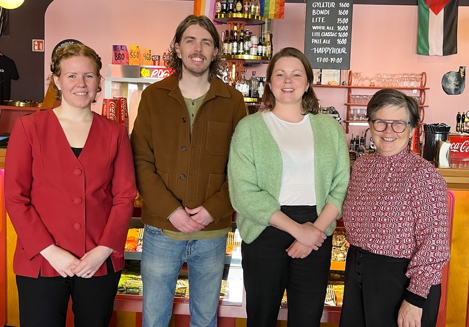 Kampakátir meistaranemar að úthlutun lokinni. (F.v.) Erla Rún Guðmundsdóttir, forstöðumaður RSG, meistaranemarnir Lilja Björk Haraldsdóttir og Júlíus Jóhannesson og Anna Hildur Hildibrandsdóttir, formaður stjórnar RSG.