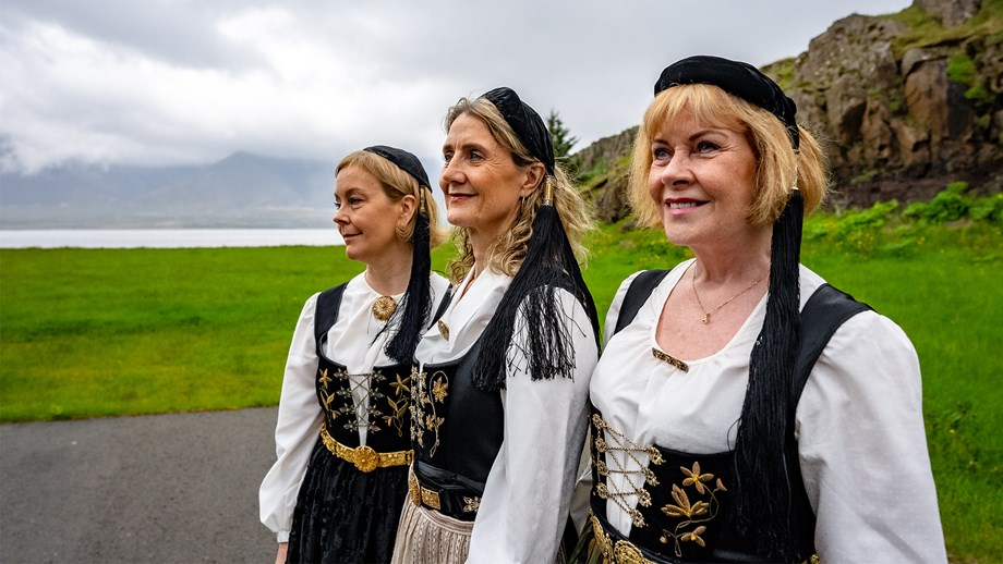 Elín H. Jónsdóttir, Margrét Jónsdóttir Njarðvík og Ólína Kjerúlf Þorvarðardóttir glæsilegar hver í sínum upphlut.