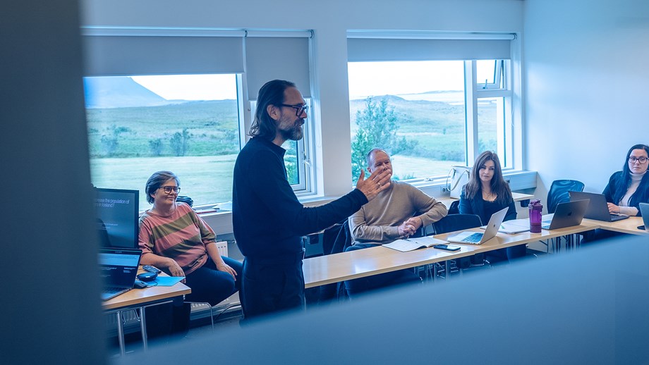 Michael var á staðlotu grunnnema nú um helgina með vinnusmiðju þar sem nemendur fengu þjálfun í aðferðafræði hönnunarhugsunar.